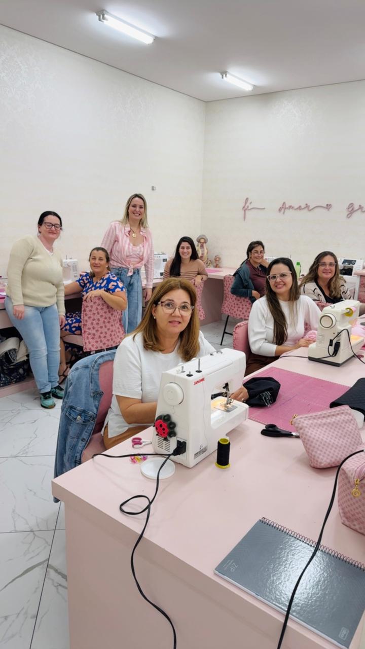 Alunas nos cursos da Villa Artesanato