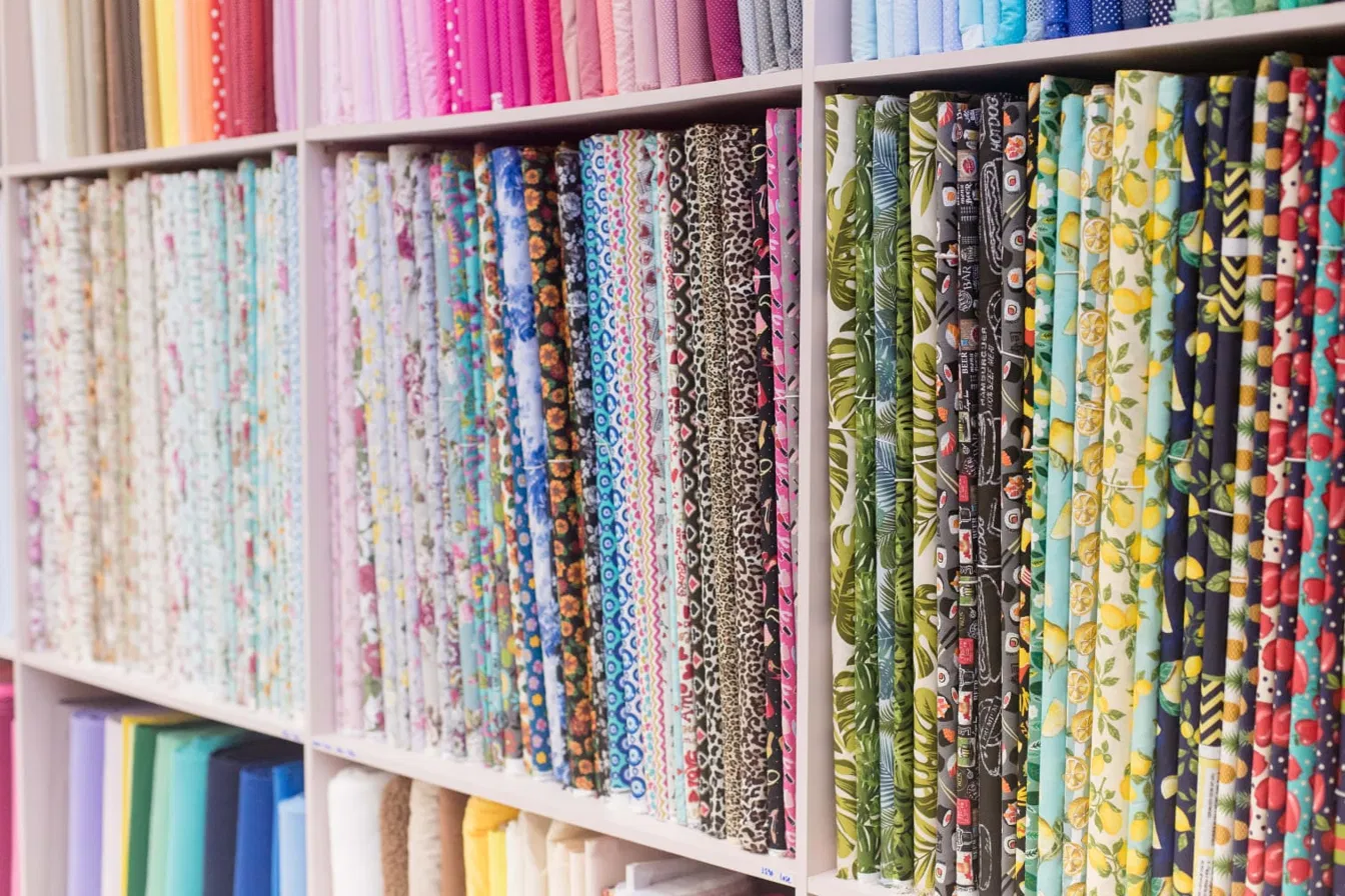 Tecidos estampados organizados por cor