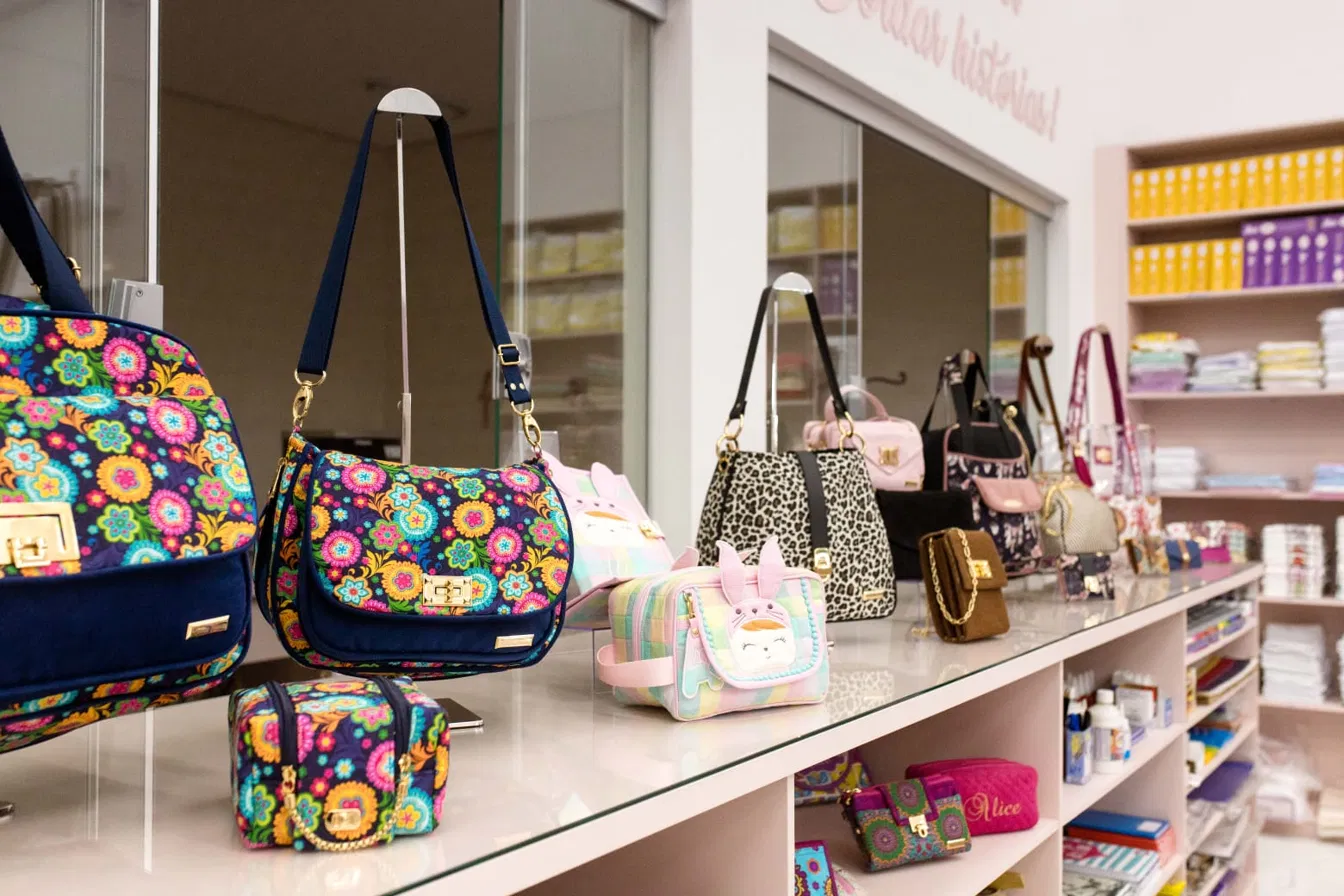 Bolsas e acessórios em exposição na vitrine