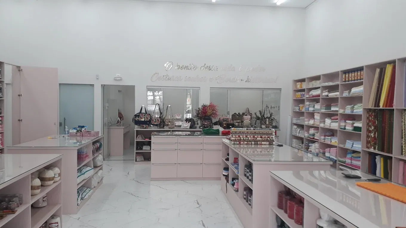 Salão principal com tecidos e vitrine de bolsas