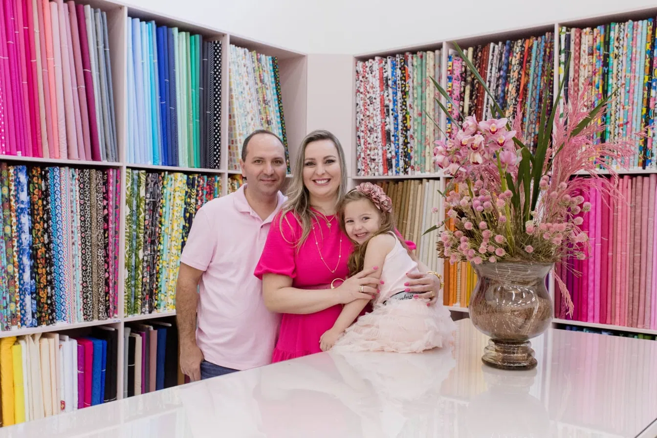 Proprietária, marido e filha na loja Villa Artesanato